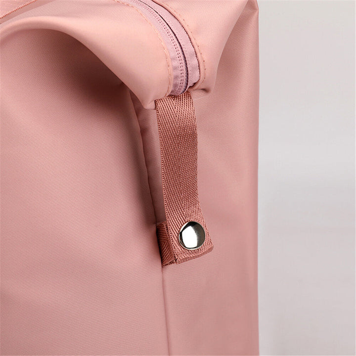 Resenär med den svarta Catalina Deluxe resväskan dragen på en rullväska vid flygplatsen.