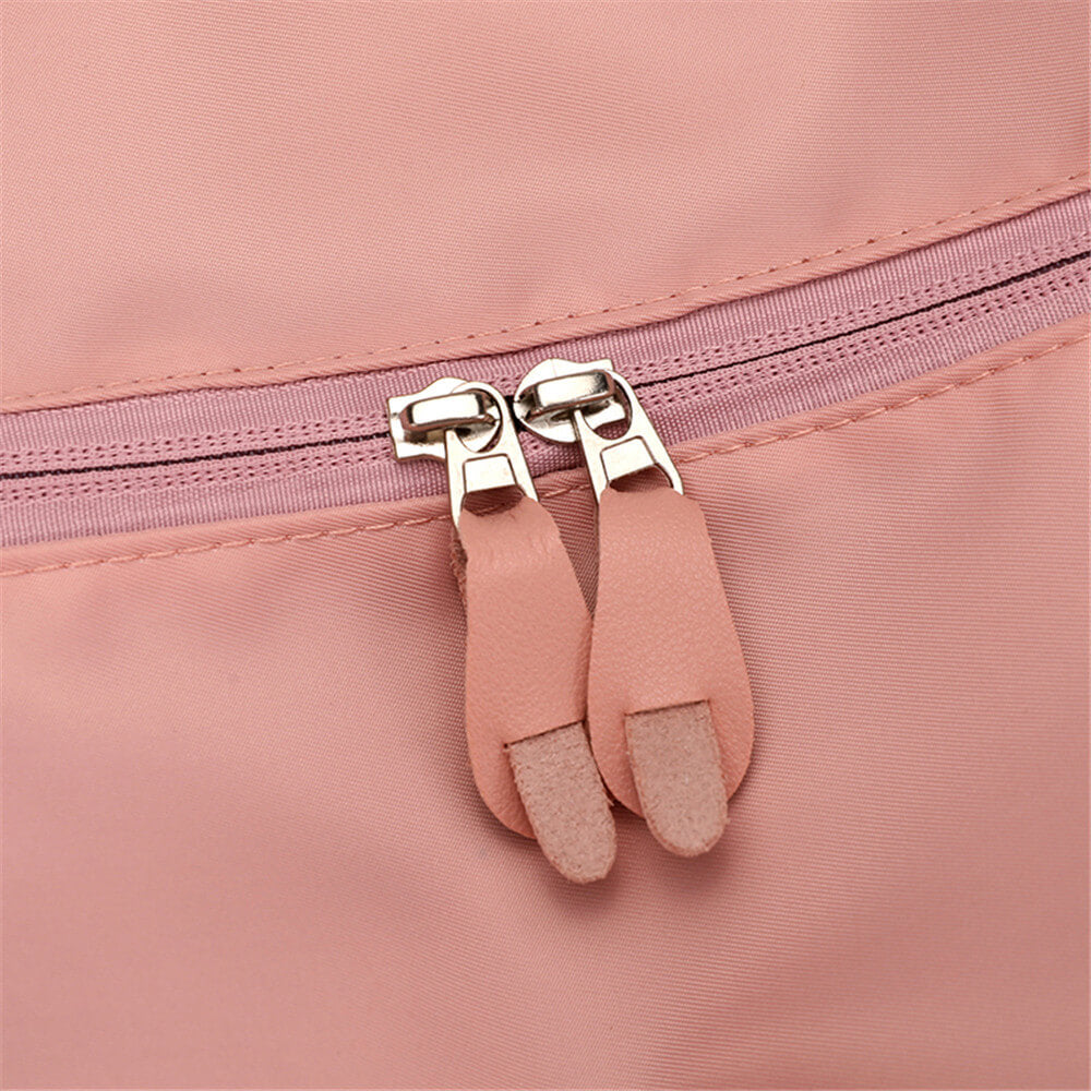 Den rosa Catalina Deluxe som en stilren gymväska bredvid träningsutrustning.