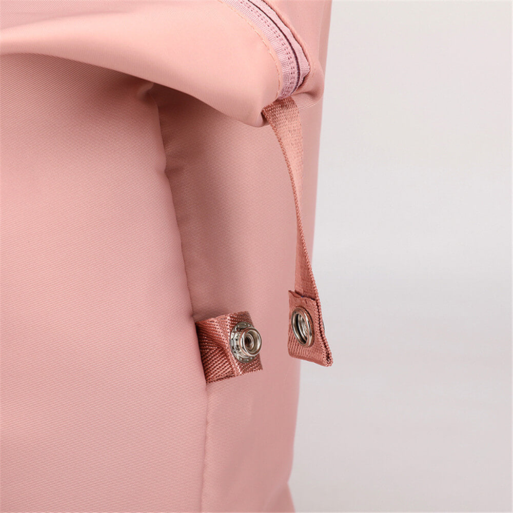 Svart Catalina Deluxe packad med resetillbehör, visar hur funktionell den är som handbagage.