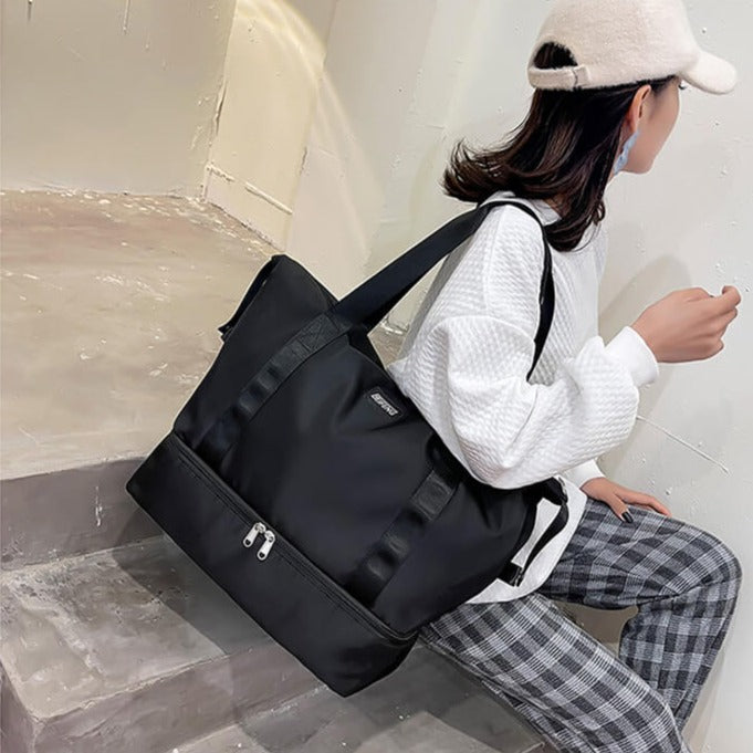 Svart Catalina Deluxe unisex resväska, en mångsidig vattentät väska för gym och fritidsresor.