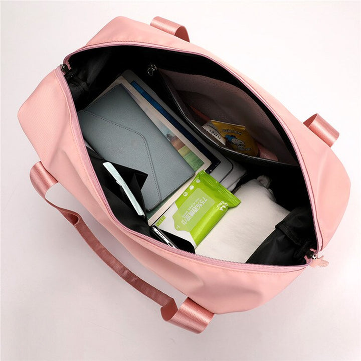 Detaljerad bild av de förstärkta sömmarna på den svarta Catalina Deluxe resväskan.