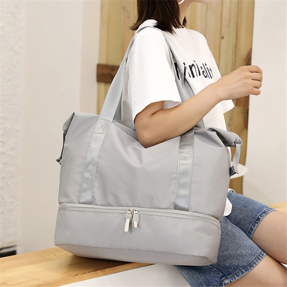 Närbild av den vattentäta nylonen på Catalina Deluxe resväskan i rosa, visar materialets textur.