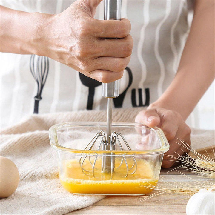 "Rostfri äggvispare med halvautomatisk funktion, elegant design, effektiv för matlagning, bakning och cocktailskapande."