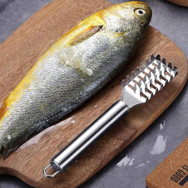 "Rostfri fiskfjällhyvel med ergonomisk design, tandad skrapa, hållbart stål, lätt att rengöra, för effektiv fiskrensning."