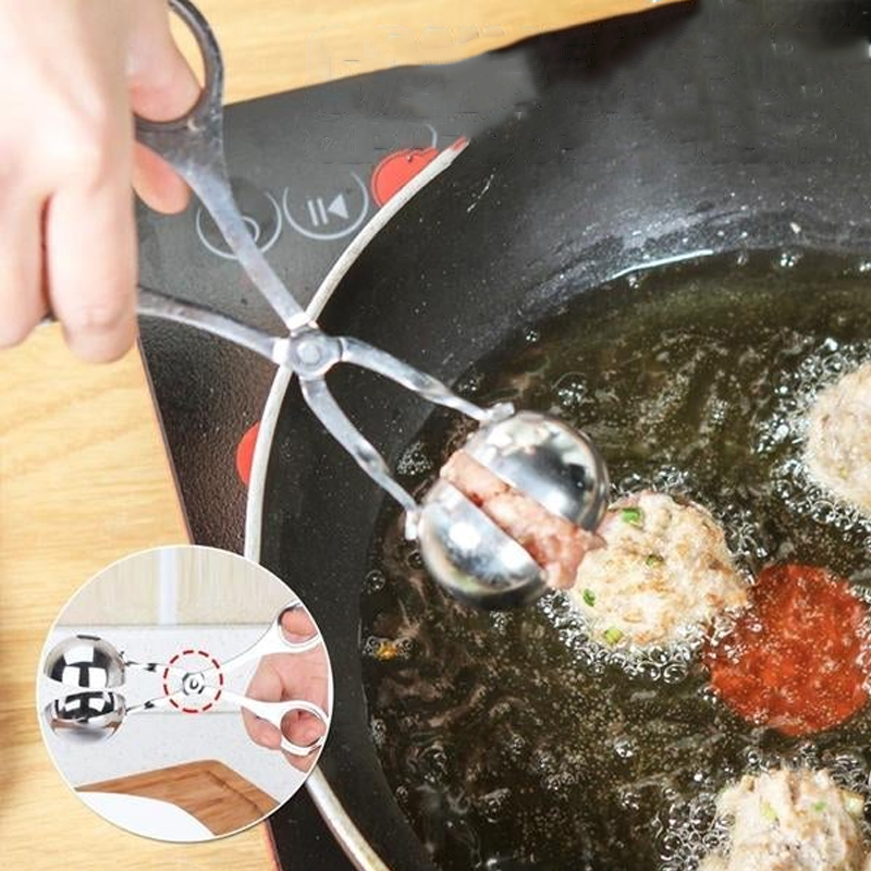 "Rostfri köttbulleskopa i silver, saxgrepp-design, idealisk för jämna köttbullar, meloner och kakbollar, i köksmiljö."