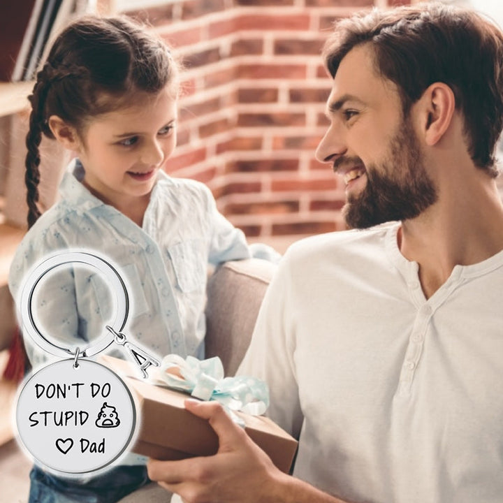 "Rostfri stål nyckelring med polerad finish och graverat humoristiskt meddelande, perfekt presentaccessoar."