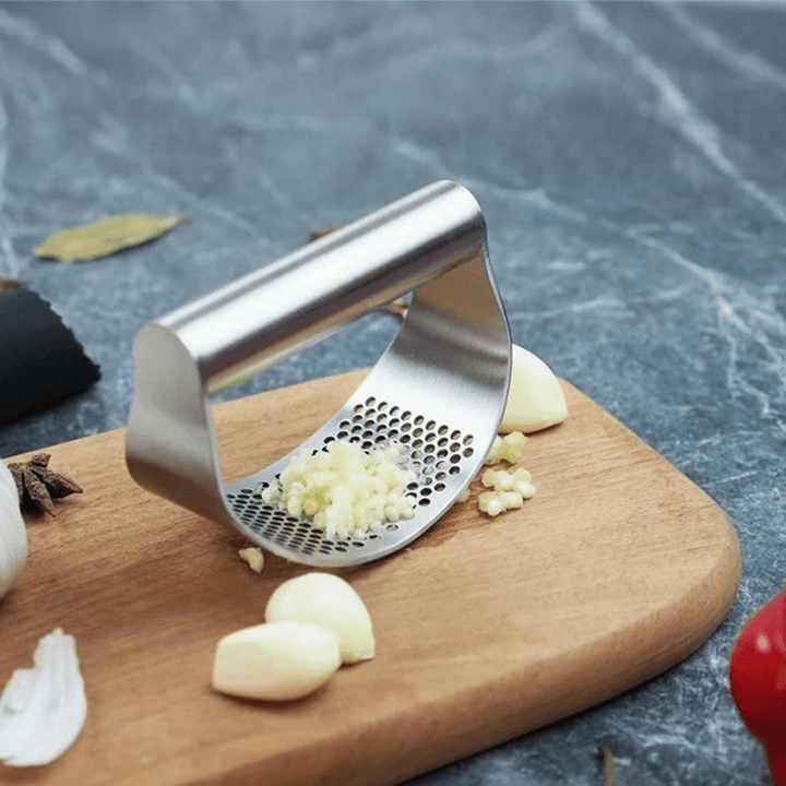 "Rostfri vitlökspress i ergonomisk design för enkel matlagning, krossar vitlök snabbt med stil och funktionalitet."