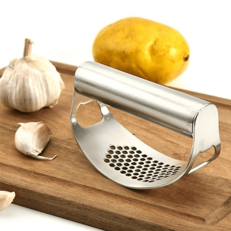 "Rostfri vitlökspress i ergonomisk design för enkel matlagning, krossar vitlök snabbt med stil och funktionalitet."