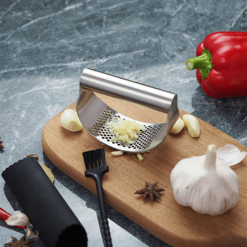 "Rostfri vitlökspress i ergonomisk design för enkel matlagning, krossar vitlök snabbt med stil och funktionalitet."
