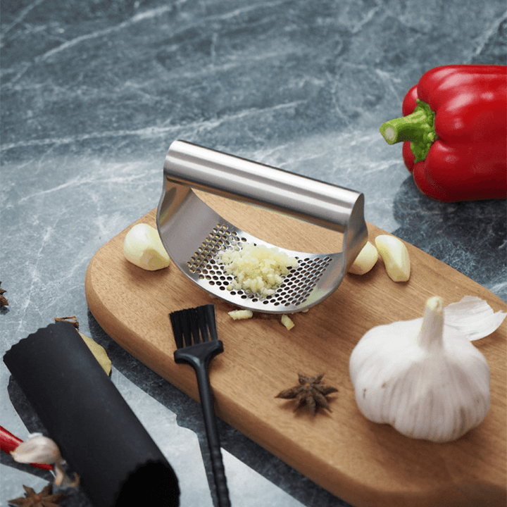 "Rostfri vitlökspress i ergonomisk design för enkel matlagning, krossar vitlök snabbt med stil och funktionalitet."