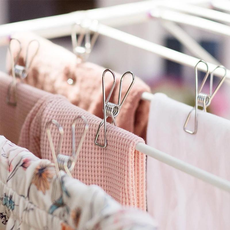 "Rostfria torkklämmor i stål med elegant design och starkt grepp, perfekta för klädstreck och hushållsanvändning."