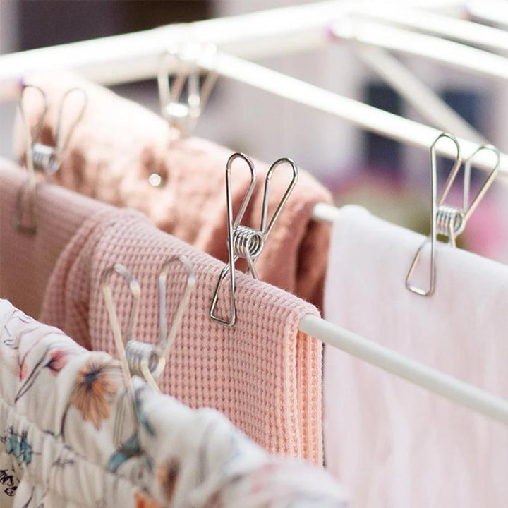 "Rostfria torkklämmor i stål med elegant design och starkt grepp, perfekta för klädstreck och hushållsanvändning."