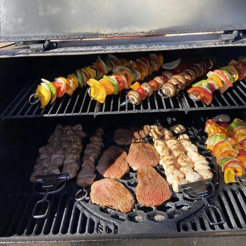 "Rostfritt stål grillspett med tre piggar, mångsidig design för kött och grönsaker. Perfekt för enkel och effektiv grillning.