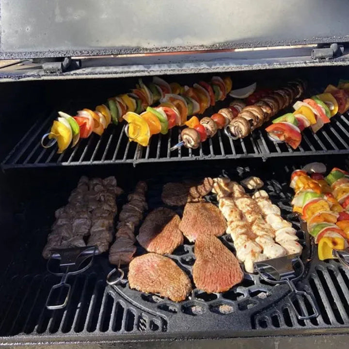 "Rostfritt stål grillspett med tre piggar, mångsidig design för kött och grönsaker. Perfekt för enkel och effektiv grillning.