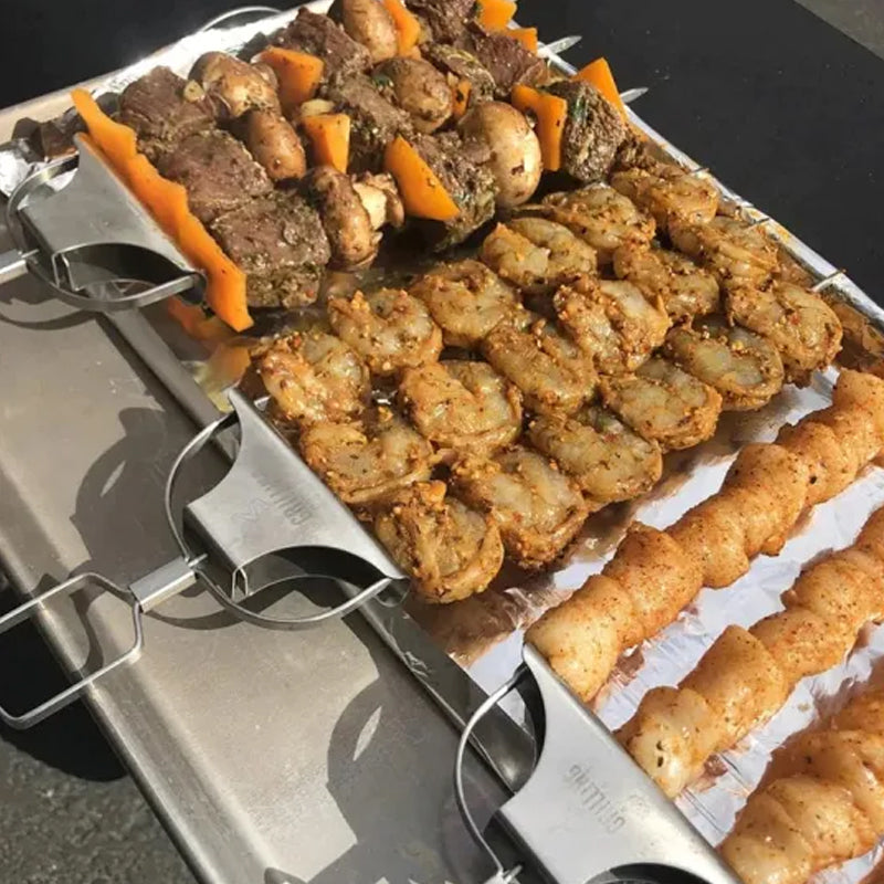 "Rostfritt stål grillspett med tre piggar, mångsidig design för kött och grönsaker. Perfekt för enkel och effektiv grillning.
