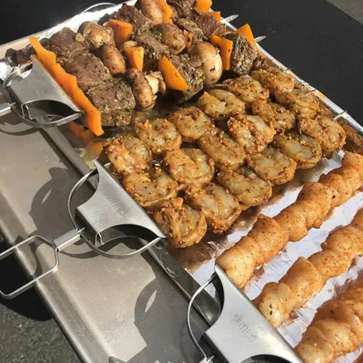 "Rostfritt stål grillspett med tre piggar, mångsidig design för kött och grönsaker. Perfekt för enkel och effektiv grillning.