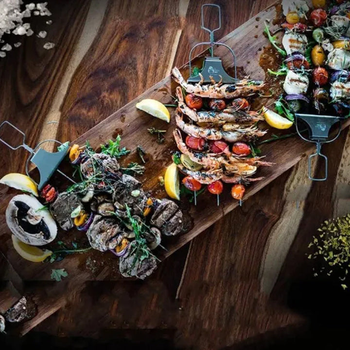 "Rostfritt stål grillspett med tre piggar, mångsidig design för kött och grönsaker. Perfekt för enkel och effektiv grillning.