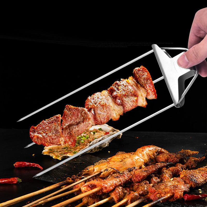 "Rostfritt stål grillspett med tre piggar, mångsidig design för kött och grönsaker. Perfekt för enkel och effektiv grillning.