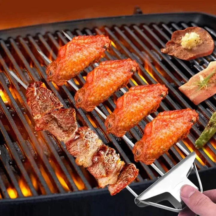 "Rostfritt stål grillspett med tre piggar, mångsidig design för kött och grönsaker. Perfekt för enkel och effektiv grillning.
