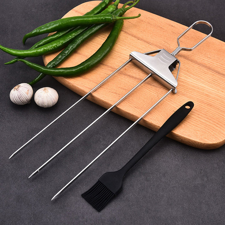 "Rostfritt stål grillspett med tre piggar, mångsidig design för kött och grönsaker. Perfekt för enkel och effektiv grillning.