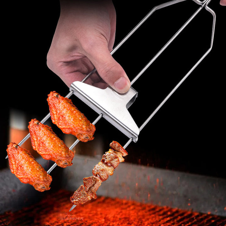 "Rostfritt stål grillspett med tre piggar, mångsidig design för kött och grönsaker. Perfekt för enkel och effektiv grillning.