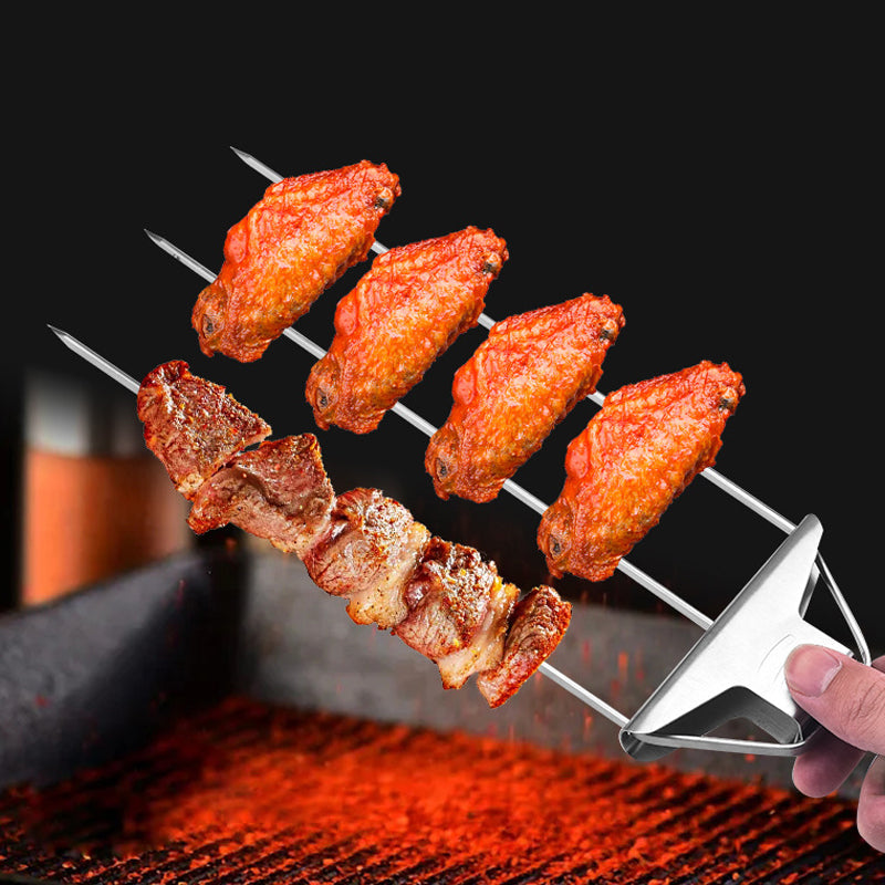 "Rostfritt stål grillspett med tre piggar, mångsidig design för kött och grönsaker. Perfekt för enkel och effektiv grillning.