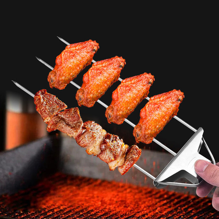 "Rostfritt stål grillspett med tre piggar, mångsidig design för kött och grönsaker. Perfekt för enkel och effektiv grillning.