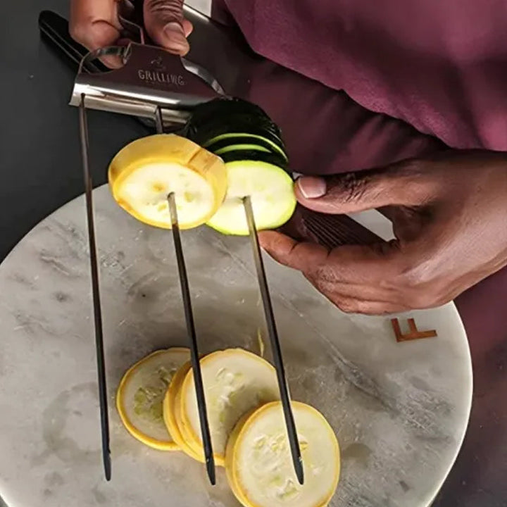 "Rostfritt stål grillspett med tre piggar, mångsidig design för kött och grönsaker. Perfekt för enkel och effektiv grillning.