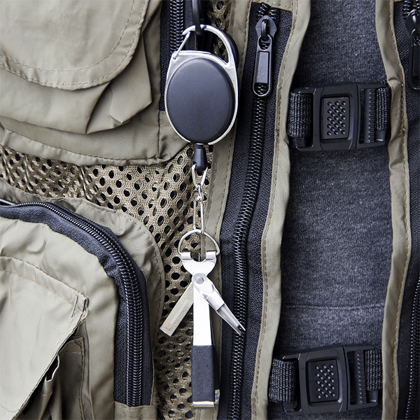 "Rött och svart knutverktyg för fiske, kompakt design, hållbar rostfri metall med halkfritt grepp."