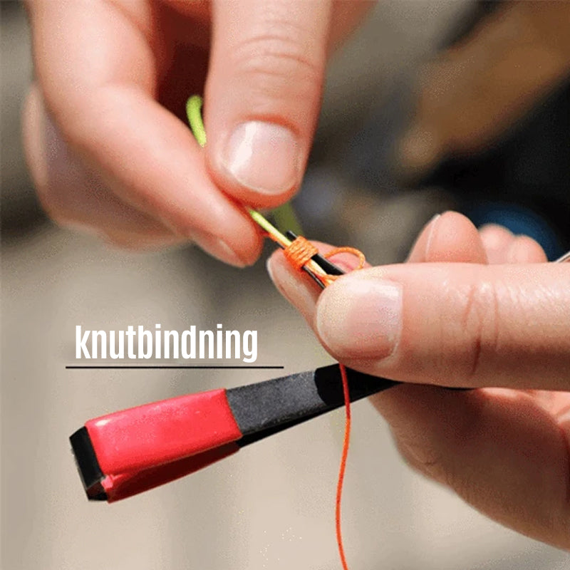 "Rött och svart knutverktyg för fiske, kompakt design, hållbar rostfri metall med halkfritt grepp."