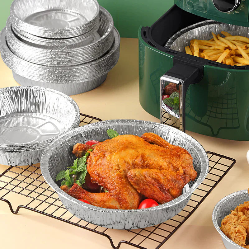 Rund foliebricka i aluminium, slittålig och skålformad, idealisk för mikrovågsugn och air fryer, förenklar matlagning.