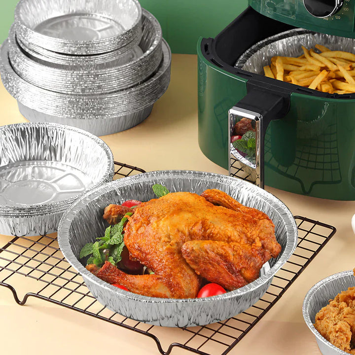Rund foliebricka i aluminium, slittålig och skålformad, idealisk för mikrovågsugn och air fryer, förenklar matlagning.