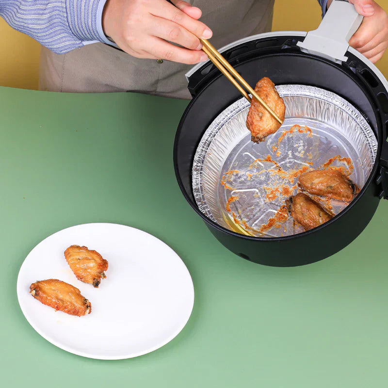Rund foliebricka i aluminium, slittålig och skålformad, idealisk för mikrovågsugn och air fryer, förenklar matlagning.