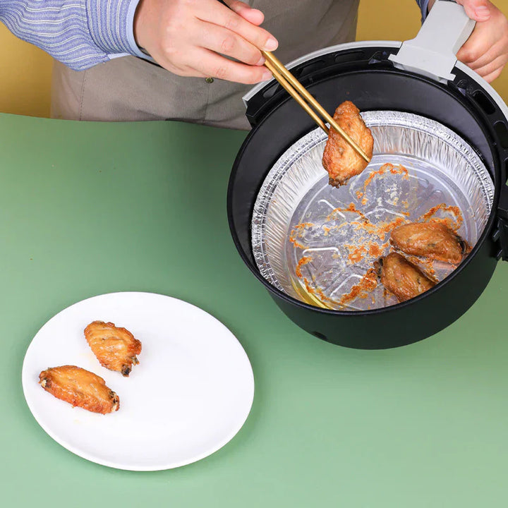 Rund foliebricka i aluminium, slittålig och skålformad, idealisk för mikrovågsugn och air fryer, förenklar matlagning.