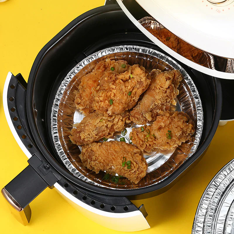 Rund foliebricka i aluminium, slittålig och skålformad, idealisk för mikrovågsugn och air fryer, förenklar matlagning.