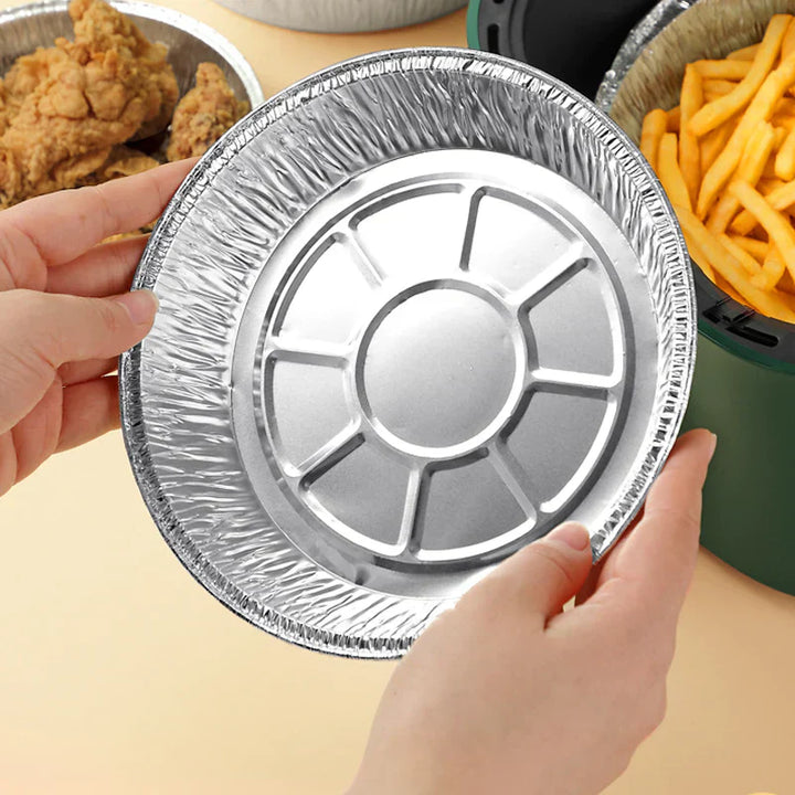 Rund foliebricka i aluminium, slittålig och skålformad, idealisk för mikrovågsugn och air fryer, förenklar matlagning.