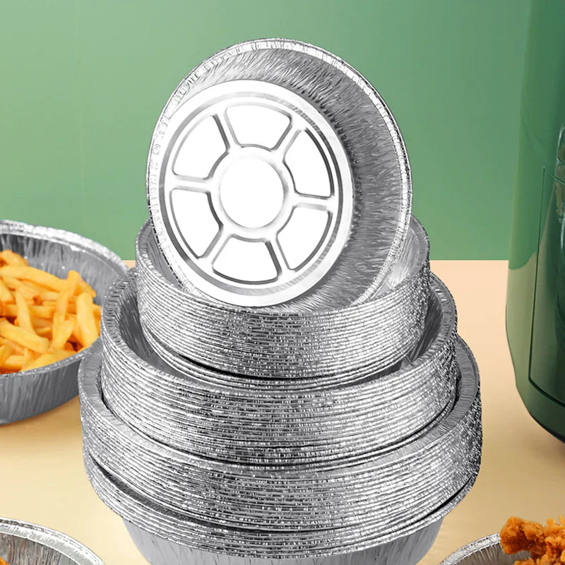 Rund foliebricka i aluminium, slittålig och skålformad, idealisk för mikrovågsugn och air fryer, förenklar matlagning.