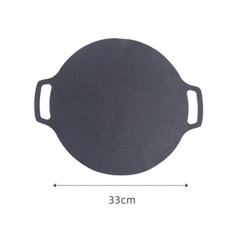 Rund non-stick stekpanna i svart aluminiumlegering med två öronhandtag, idealisk för grillmatlagning utomhus.