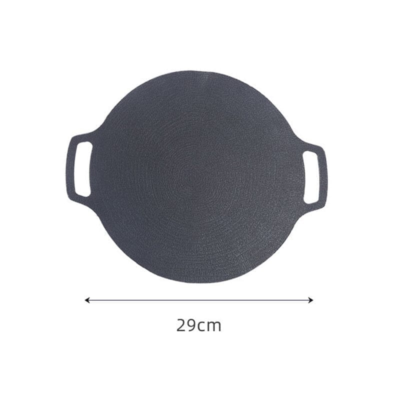 Rund non-stick stekpanna i svart aluminiumlegering med två öronhandtag, idealisk för grillmatlagning utomhus.