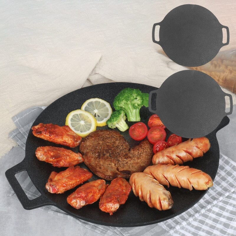 Rund non-stick stekpanna i svart aluminiumlegering med två öronhandtag, idealisk för grillmatlagning utomhus.