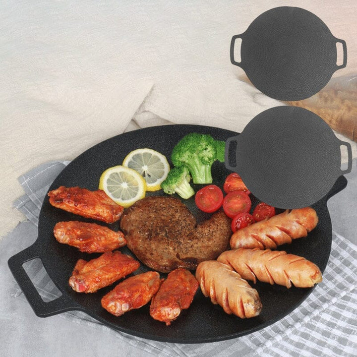 Rund non-stick stekpanna i svart aluminiumlegering med två öronhandtag, idealisk för grillmatlagning utomhus.