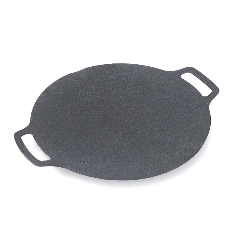 Rund non-stick stekpanna i svart aluminiumlegering med två öronhandtag, idealisk för grillmatlagning utomhus.