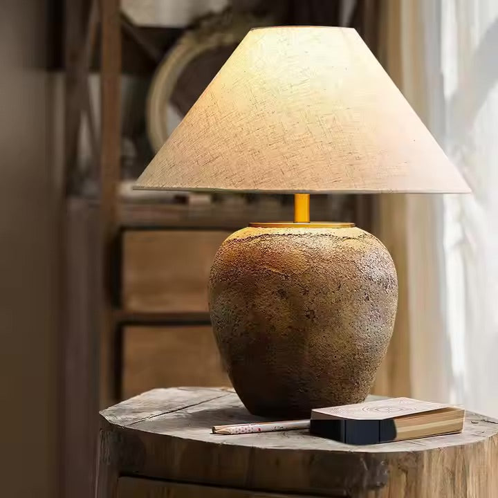 "Rustik bordslampa med keramikfot och krämfärgad linneskärm, tidlös stil för heminredning."