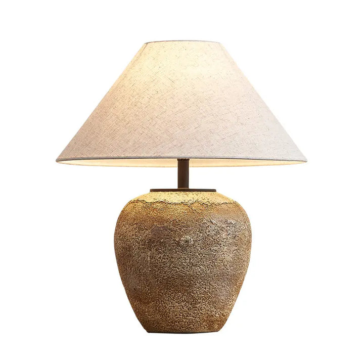 "Rustik bordslampa med keramikfot och krämfärgad linneskärm, tidlös stil för heminredning."