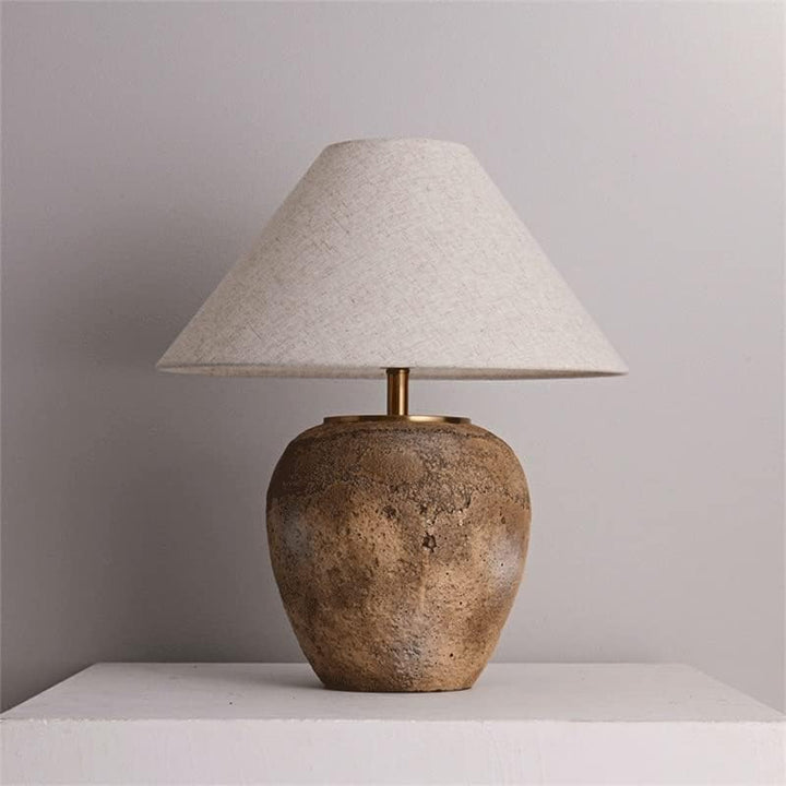 "Rustik bordslampa med keramikfot och krämfärgad linneskärm, tidlös stil för heminredning."