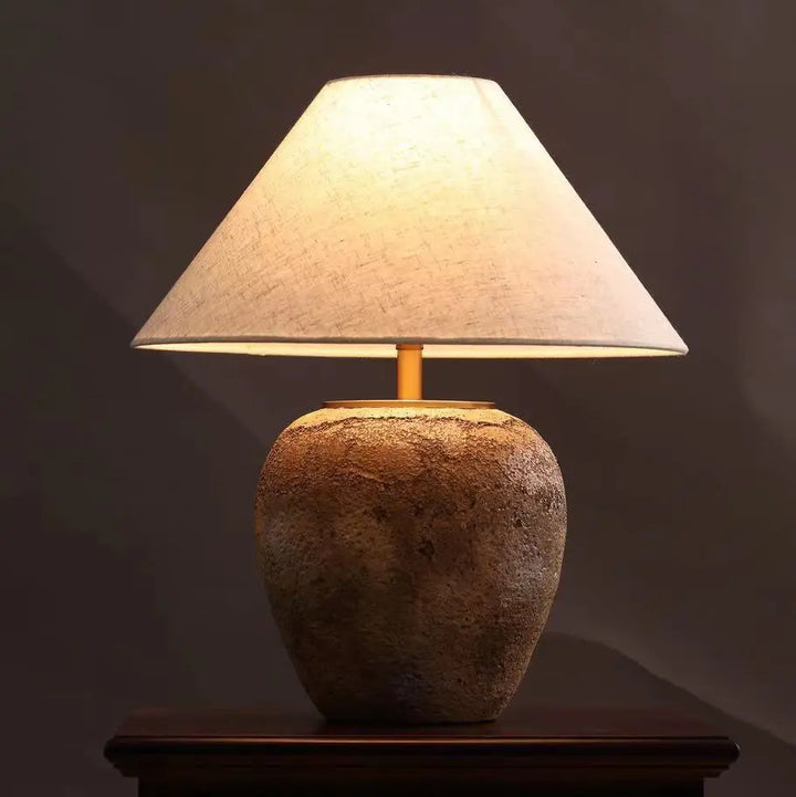 "Rustik bordslampa med keramikfot och krämfärgad linneskärm, tidlös stil för heminredning."