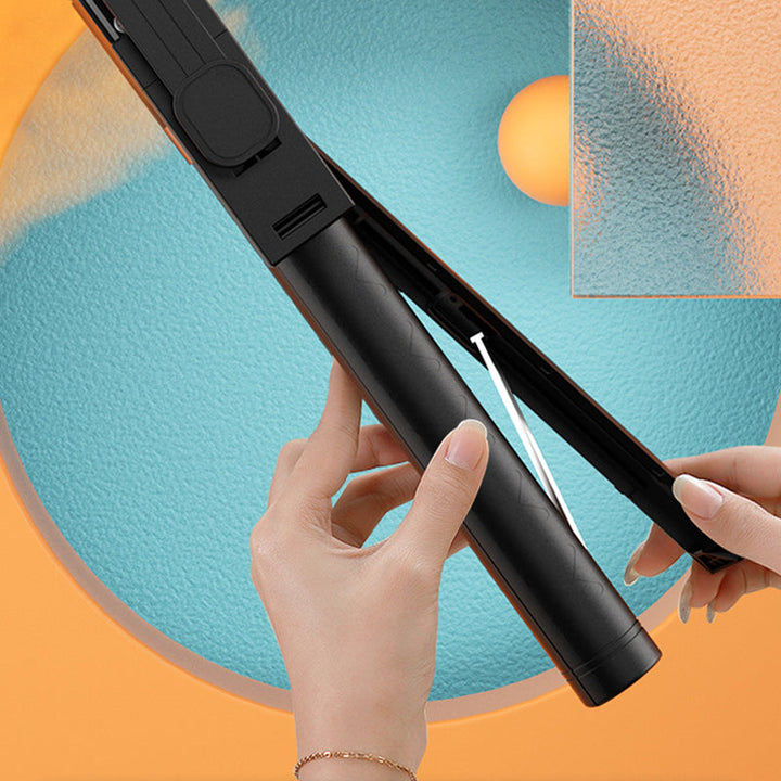 "Selfiepinne med dimbart LED-ljus och Bluetooth-fjärrkontroll, svart och vit, kompakt och bärbar, perfekt för nattbilder."