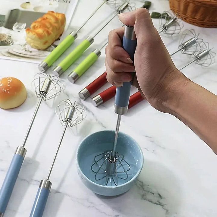 "Semi-automatisk visp i rostfritt stål, silverglänsande, med ergonomiskt handtag för köksbruk. Perfekt för såser och ägg."
