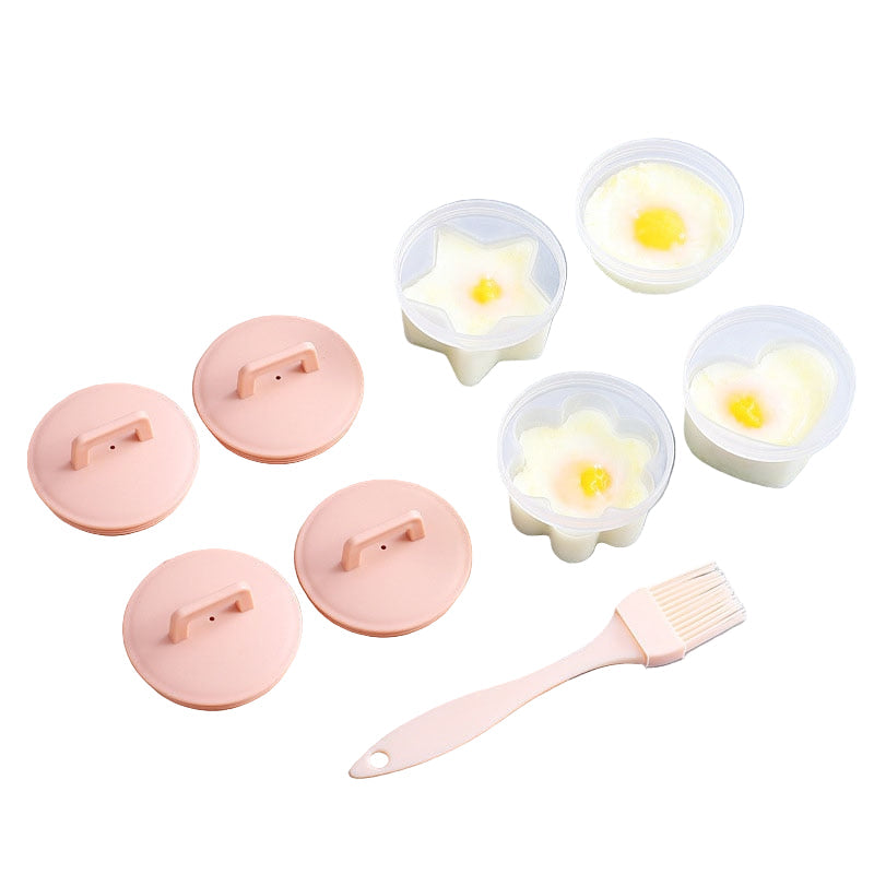 Set med fyra rosa och gröna silikon äggpocherare, redo för perfekt pocherade ägg.