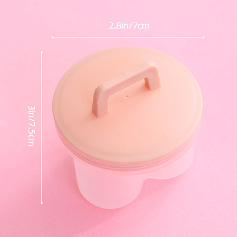 Set med fyra rosa och gröna silikon äggpocherare, redo för perfekt pocherade ägg.